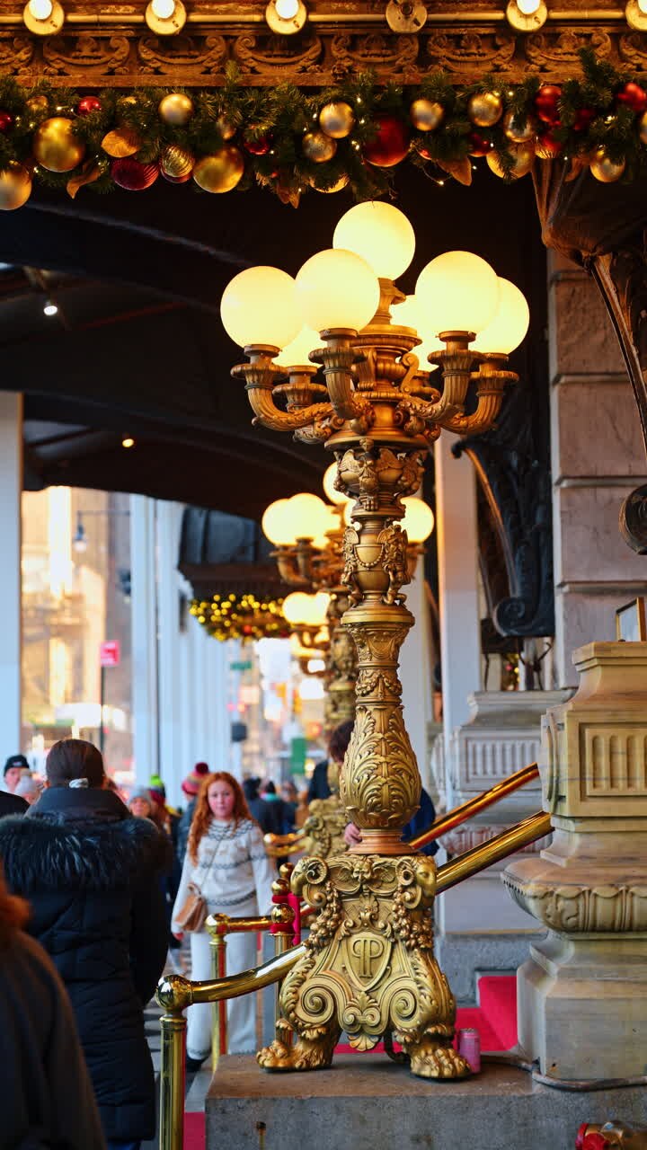 New York, USA, 12 dicembre 2025: ingresso di un hotel di lusso con decorazioni natalizie. Ingresso decorato di un hotel con decorazioni natalizie a Manhattan durante la stagione invernale