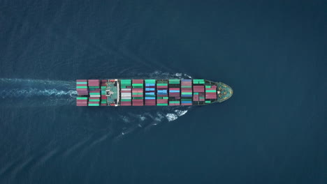 Ein-Frachtschiff-Transportiert-Container---Von-Oben-Gesehen-Im-Ozean-Fahrend