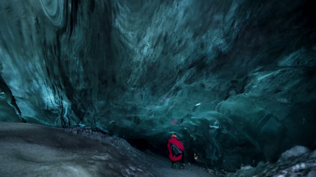 viajero aventurero explorando dentro de una cueva de hielo helada