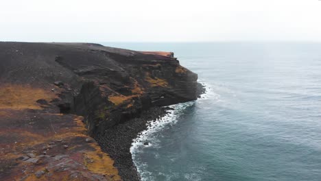 Vulkanische-Krísuvíkurberg-Klippen-über-Den-Wellen-Des-Atlantischen-Ozeans,-Island