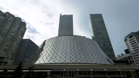 Timelapse-De-Reflejos-De-Nubes-En-La-Sala-De-Conciertos-En-El-Centro-De-Toronto