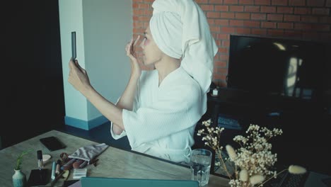 mujer aplicando maquillaje en casa