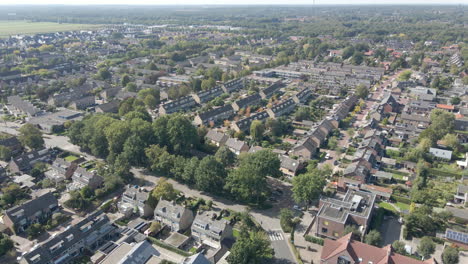 Luftaufnahme-Der-Kleinen-Holländischen-Stadt-Im-Sommer