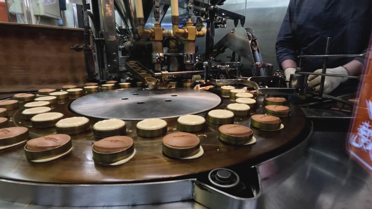 pasteles hechos en una máquina automatizada