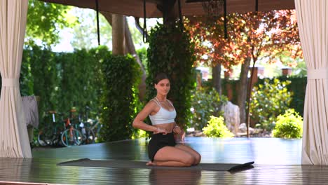mujer practicando yoga al aire libre