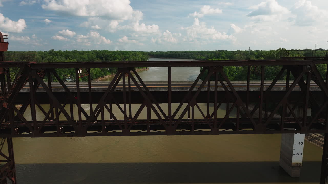 미국 아칸소 주 데  ⁇ 스 블러프에 있는 화이트 강을 가로지르는 수직 리프트 트러스 다리와 함께 그랜드 프레리  ⁇ 프 스테이션