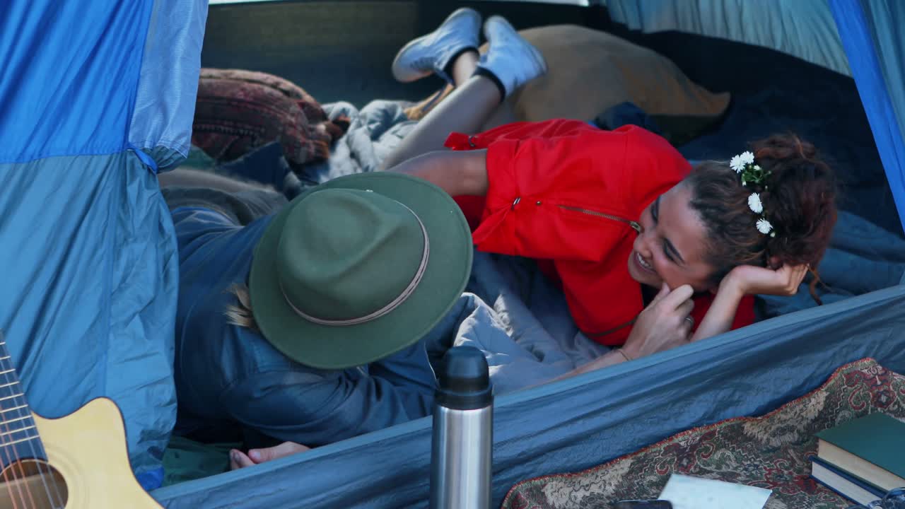 서로를 포옹하는 커플 4k