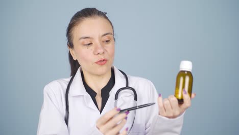 el médico describiendo la medicina en facetime.
