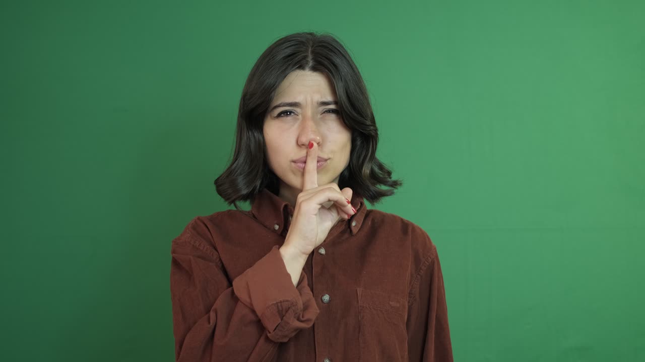 Mujer haciendo señal de silencio