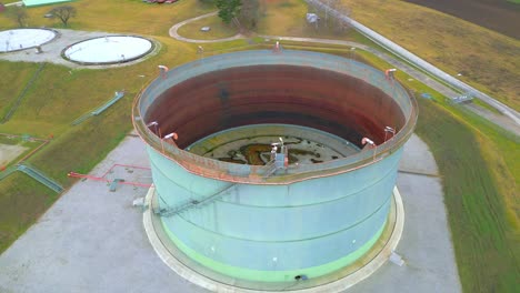 gran tanque de almacenamiento con techo flotante para productos derivados del petróleo en depósito de petróleo