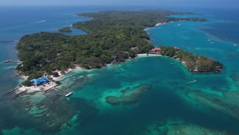 Vista-Aérea-De-Las-Islas-Del-Rosario-Colombia-Y-Agua-De-Mar-Caribeña-Turquesa-Disparo-De-Drones