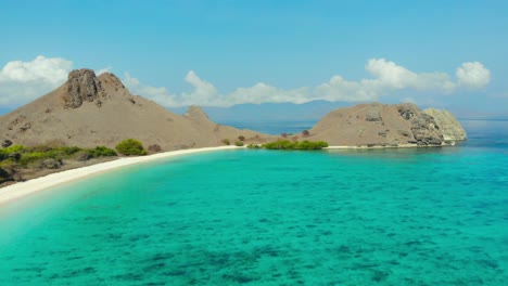 Vuelo-Sobre-Aguas-Turquesas-De-Pantai-Merah-En-La-Isla-Padar-En-El-Parque-Nacional-De-Komodo,-Indonesia