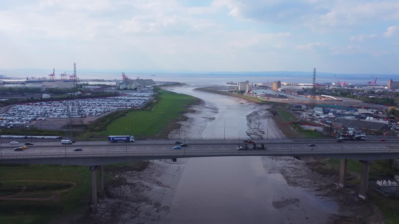 브리스톨의 에이본 강 위로 떠오르는 드론이 멀리 에이본머스 부두와 브리스톨 수로가 있는 분주한 m5 고속도로 다리를 바라보고 있습니다.