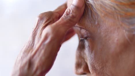 mujeres mayores tristes mirando hacia otro lado