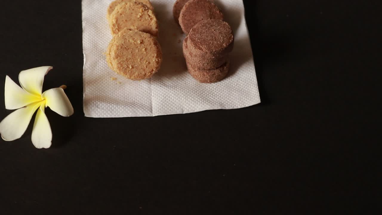 Biscuits and ginger breads on a conveyor belt in a bakery