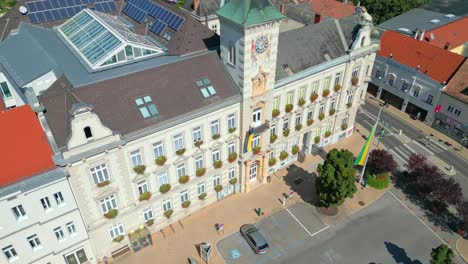 Antena-Hacia-El-Ayuntamiento-En-La-Plaza-Principal-Hauptplatz-En-Mistelbach,-Baja-Austria,-Weinviertel