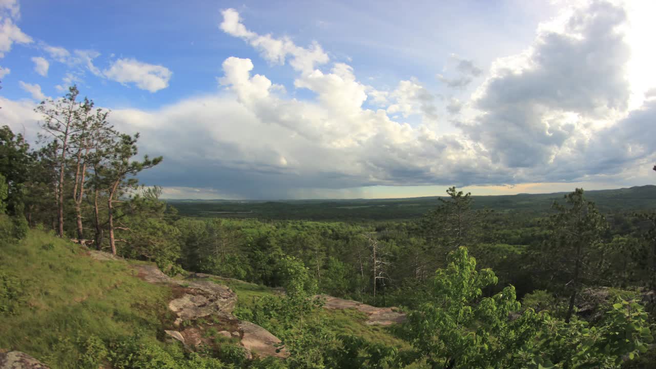 lapso de tiempo de nubes y tormentas de lluvia moviéndose sobre los bosques del norte de michigan