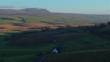 Weitwinkel-Drohnenaufnahme-Der-Landschaft-Von-Yorkshire-Dales-Und-Pen-y-Gent