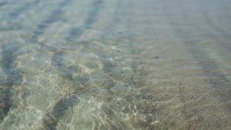 Extremo-De-Cerca-Arriba-Orilla-Playa-Arenoso-Arena-Olas-Ondulante-Ola-Agua-Mojado-Océano-Mar-Pescado-Línea-Costera-Isla-Partículas-De-Polvo-Yoga-Calmante-Calma-Relajante-Bucle-Descansando-Mediterráneo-Turista-Superficial