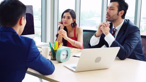 Un-Hombre-De-Negocios-Inteligente-Y-Una-Mujer-De-Negocios-Hablando-En-Una-Reunión-De-Grupo