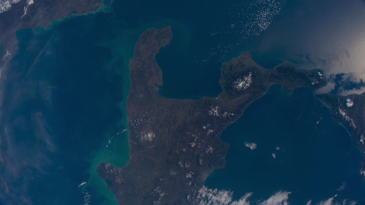 vuelo sobre la superficie de la tierra, hecho desde una estación espacial.