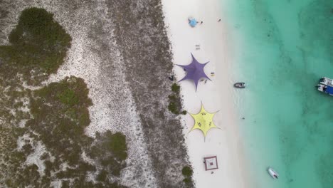 cometas, toldos de campamento y surfistas en la isla de crasqui, los rocas