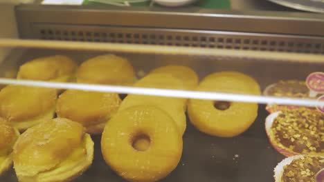 Eine-Auswahl-An-Süßen-Süßwaren,-Donuts-Und-Keksen