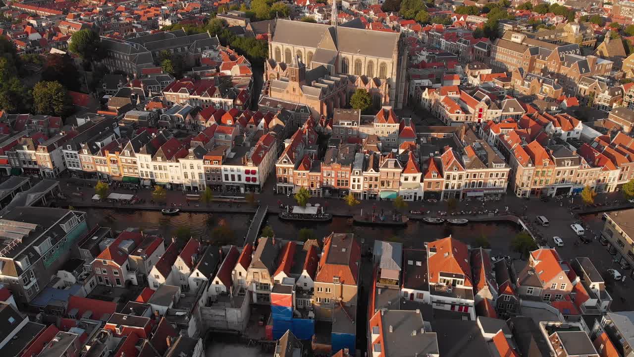 vista aérea de las terrazas de los barcos en el canal del río nieuwe rijn en la ciudad de leiden, países bajos