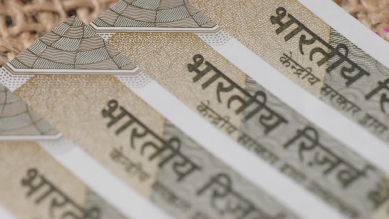 Närbild av indiska nya 500-rupiesedlar som visar Reserve Bank-tryck på engelska och hindi. Inzoomad bild, 4k