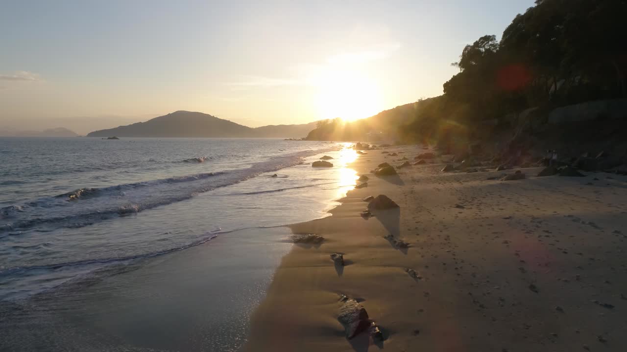 drone lento disparado sobre ondas em hong kong