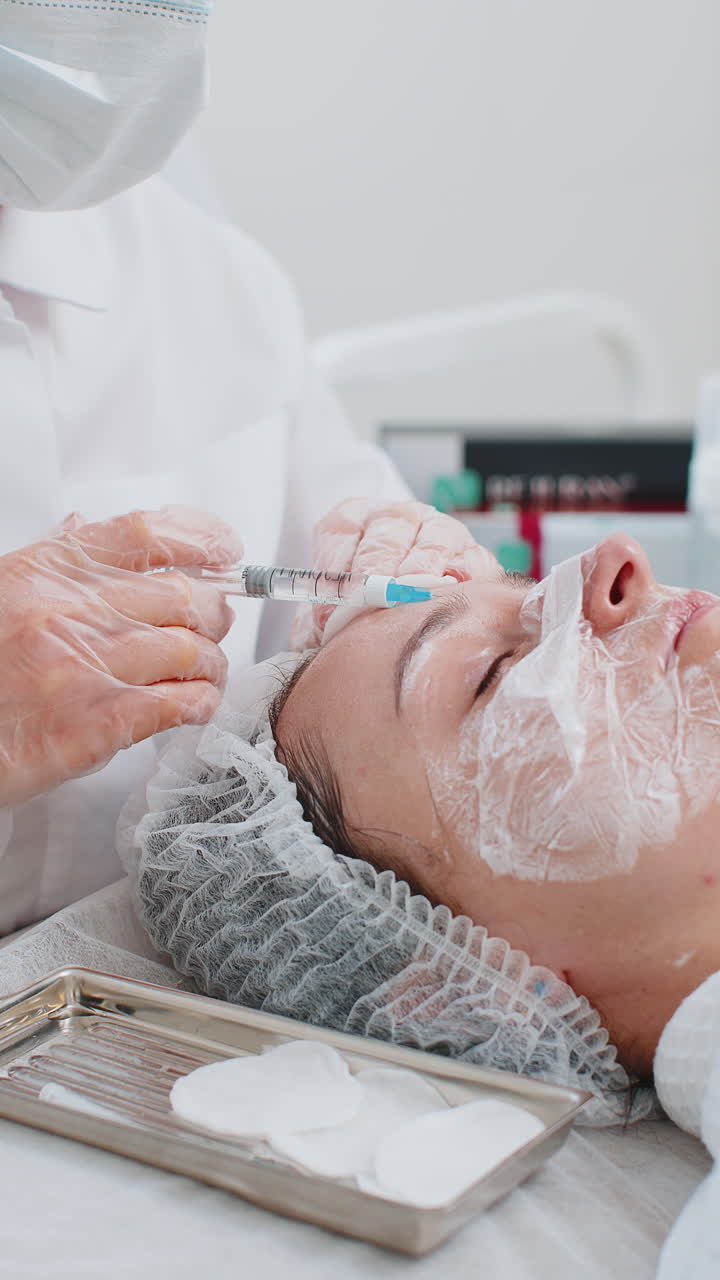 cosmetólogo haciendo mujer joven belleza inyecciones anti-envejecimiento biorevitalización cara mesoterapia