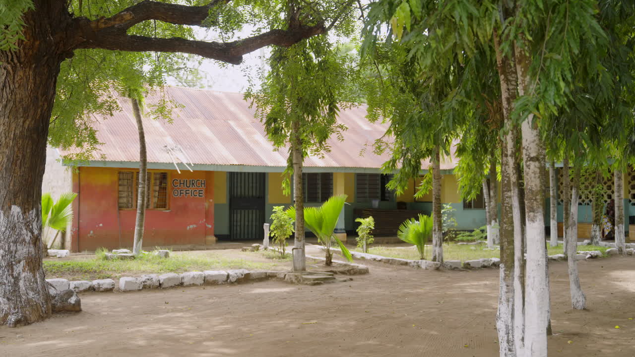 Ripresa panoramica orizzontale di una chiesa anglicana a Kilifi, Kenya, Chiesa cattolica di San Tommaso