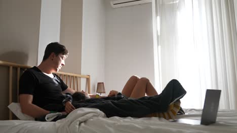 pareja relajándose en la cama