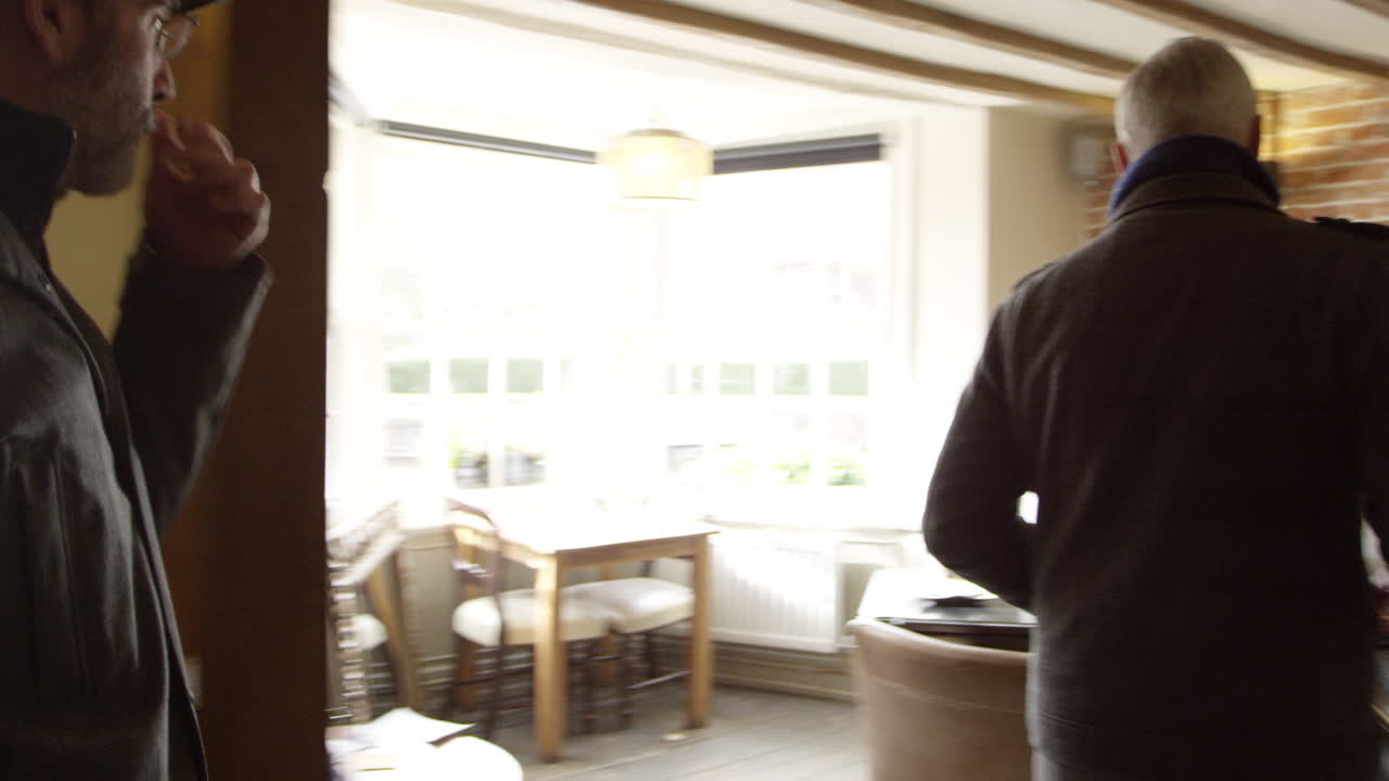 동성애 커플이 부티크 호텔에 체크인합니다. r3d로 촬영되었습니다.