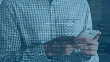 animación del procesamiento de datos sobre un empresario caucásico que usa un teléfono inteligente