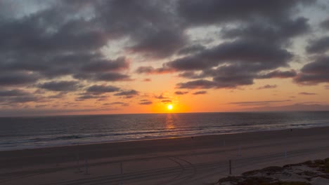 Zeitraffer-Des-Schönen-Strandes-Zum-Zeitpunkt-Des-Sonnenuntergangs-Und-Der-Wolken,-Die-über-Den-Kopf-Ziehen