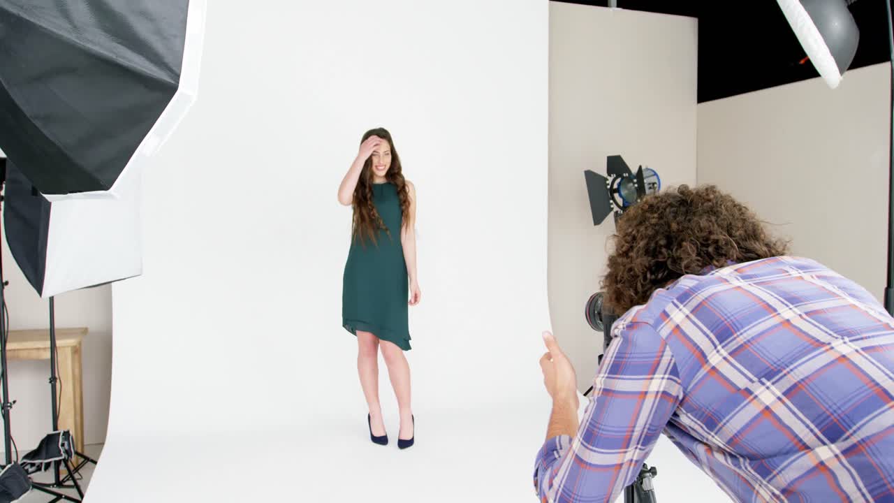 modelo posando para una sesión de fotos de moda