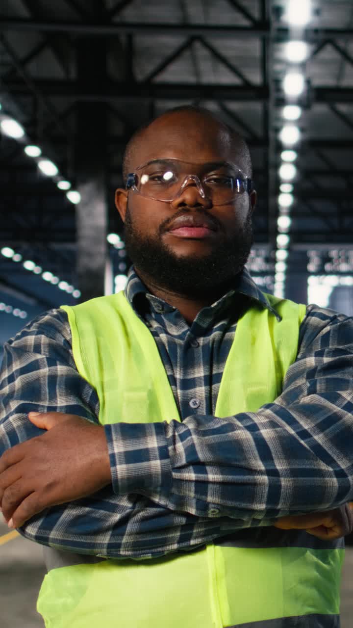Vídeo vertical: homem negro usa equipamentos para supervisionar a atividade e a operação de maquinários