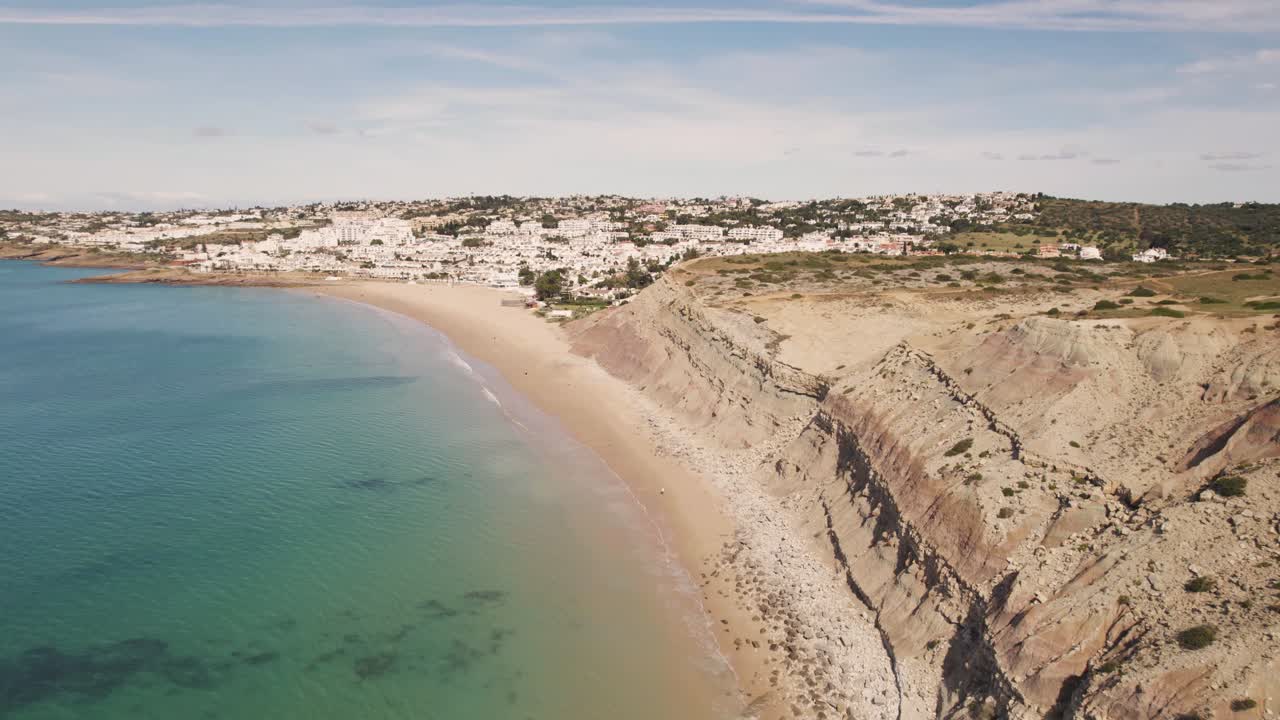 escarpado acantilado de piedra caliza bordeando praia da luz a lo largo de la costa del algarve - antena