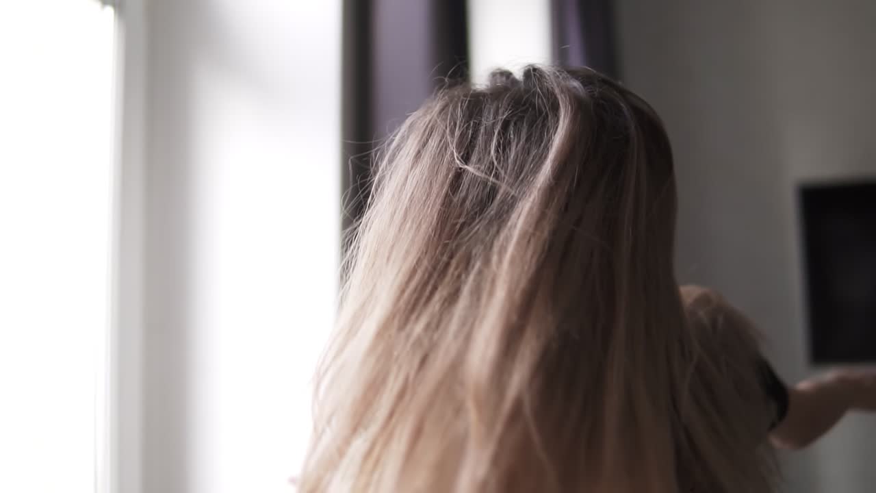 쾌활 한 여자 는 아침 에 아파트 의 큰 창문 의 배경 에 춤 을 춘다