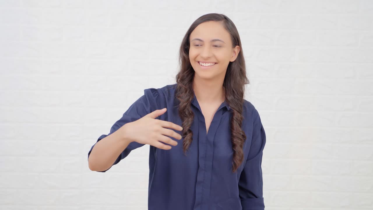 chica india señalando y llamando