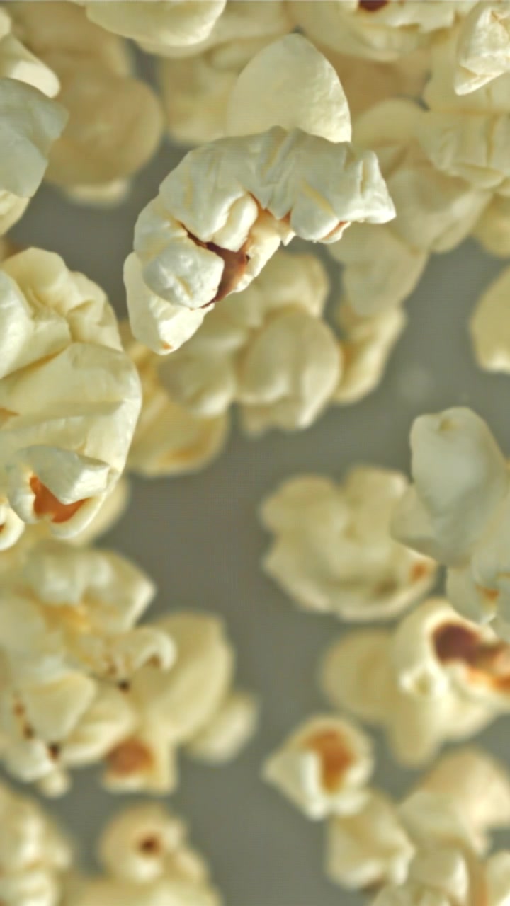 Primo piano di chicchi di popcorn che vanno a fuoco