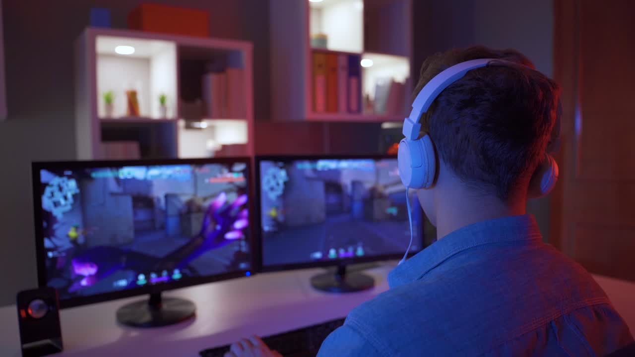 Gamer professionista che gioca a uno sparatutto in prima persona online su un potente PC