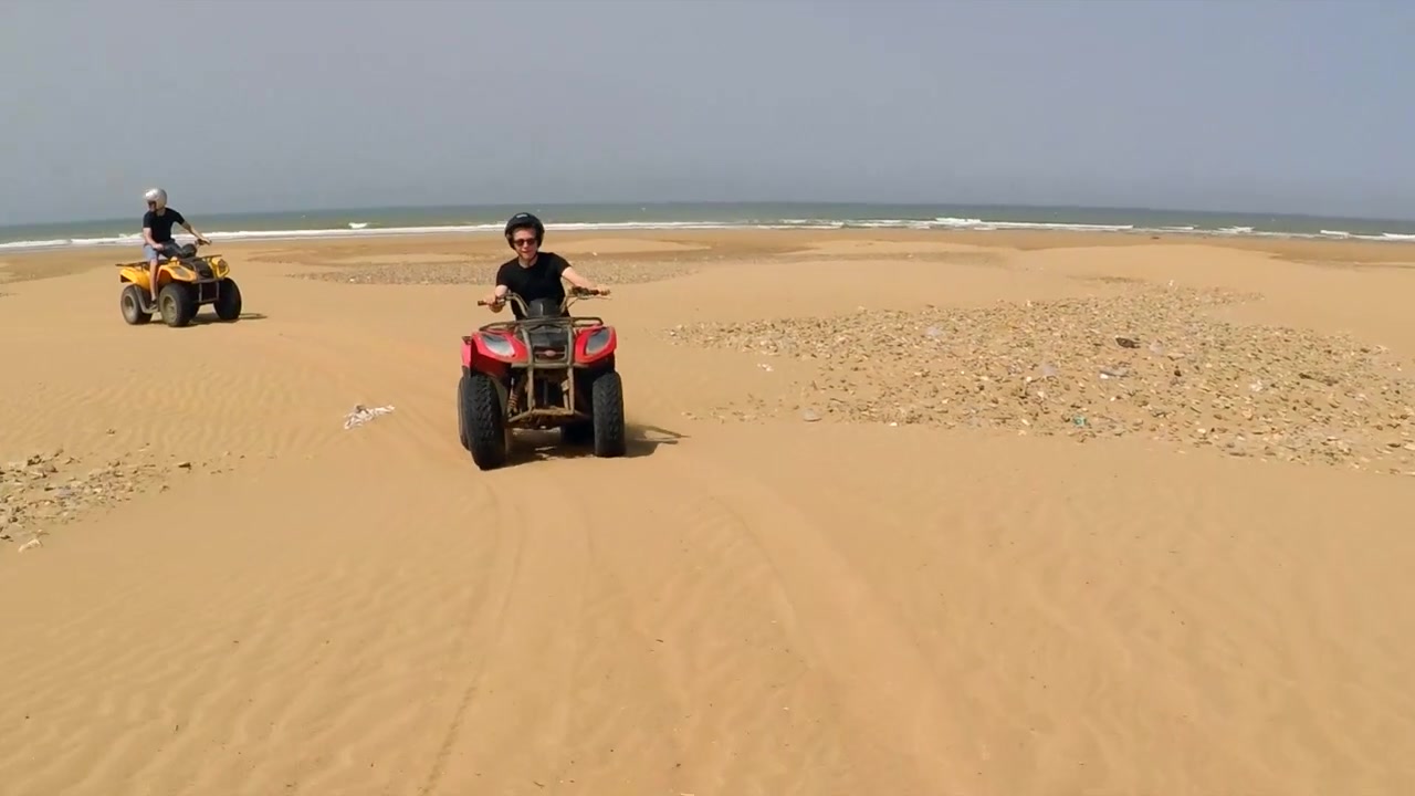 Inquadratura Sei. Ripresa dinamica di quad su spiaggia deserta in Marocco.