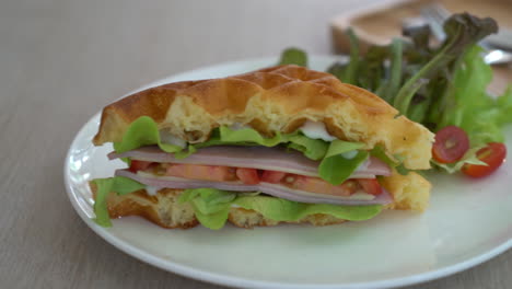 Sándwich-De-Jamón-Con-Queso-Y-Gofres-En-Un-Plato