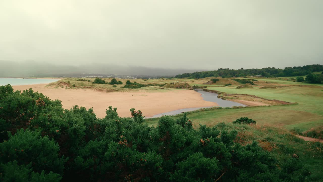 vista de la caja de tee de la costa arenosa de la playa de portsalon en el campo de golf de ireland links