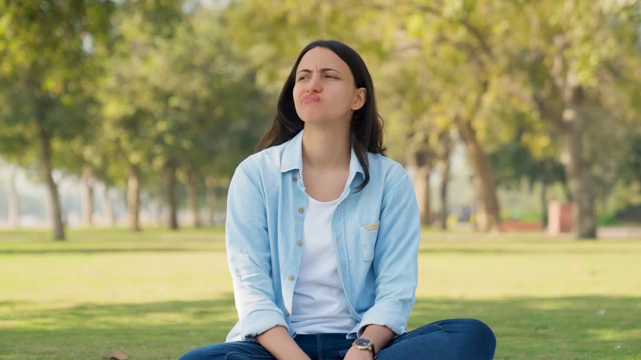 chica india pensando en