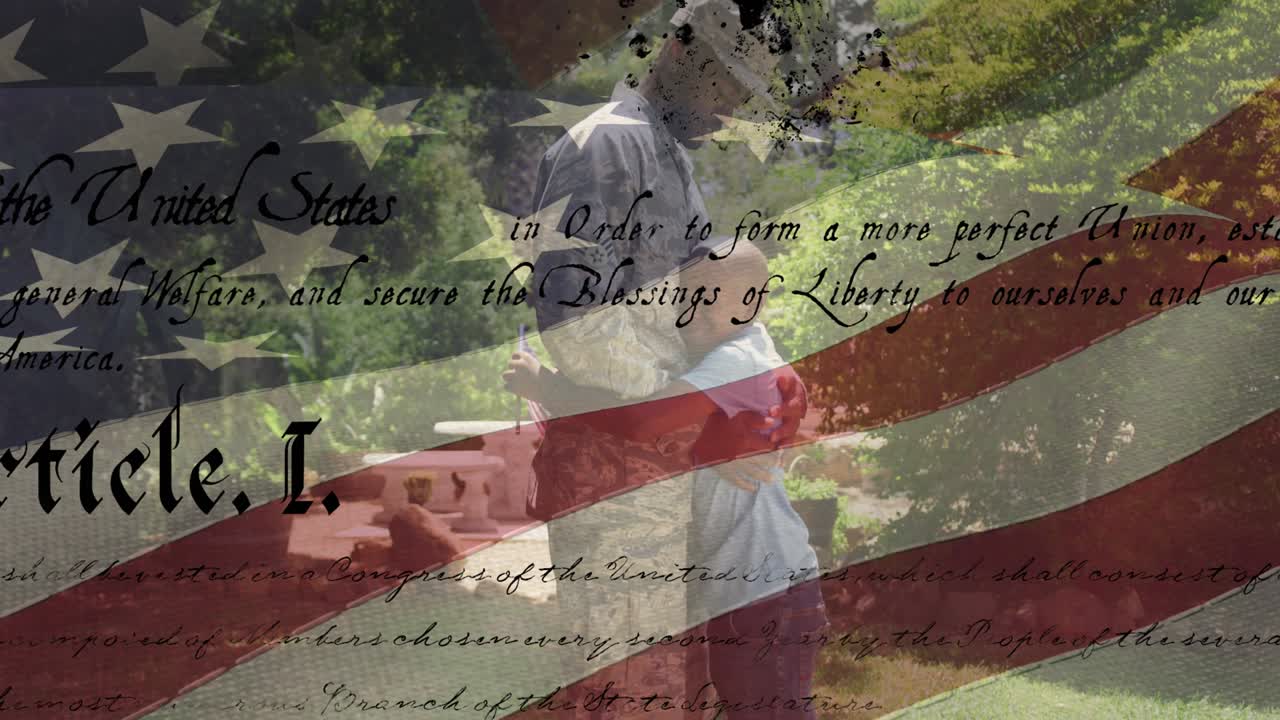 아들을  ⁇ 안고 있는 아프리카계 미국인 남성 군인 위에 있는 미국 국기의 애니메이션