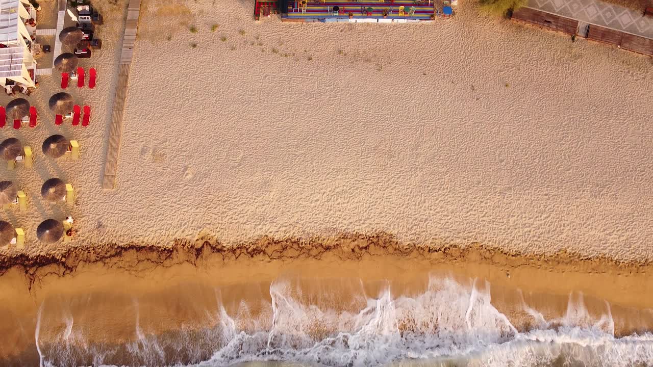 그리스에서 일몰 공중 위에서 아래로 보기에서 sarti 해변