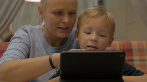 Child-and-mom-with-digital-tablet-in-cafe